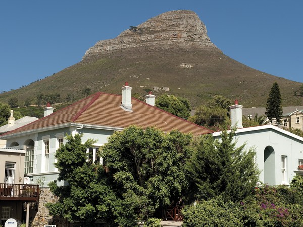 Large_redcliffe_with_views_of_lions_head