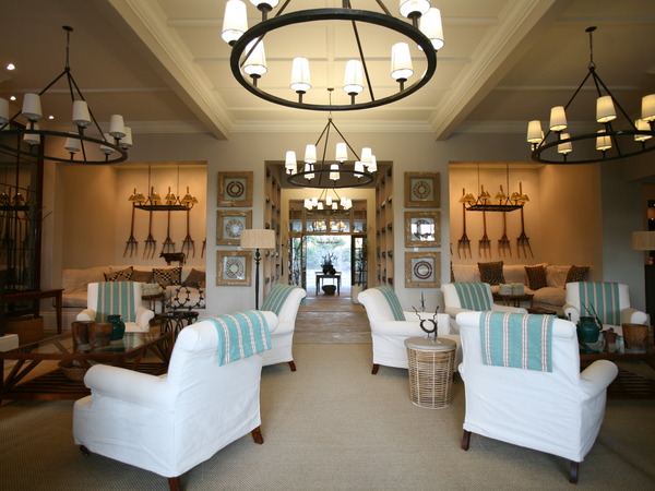 Large_manor_lounge_2