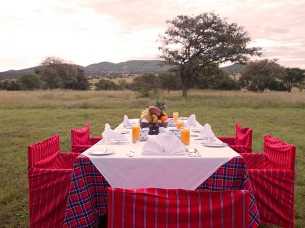 Large_kirawira-outdoor-dining